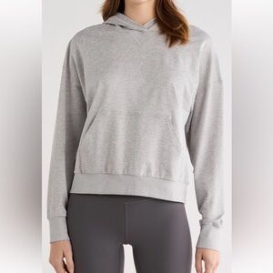 Vuori Halo, modern pullover hoodie, pale gray, Heather size medium